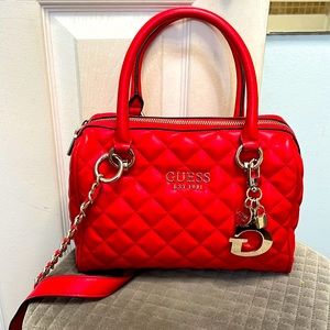 GUESS QUILTED BOX SATCHEL BAG.